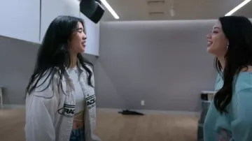 Chaqueta de corredor estampada de H&M usada por Sophia como se ve en Pop Star Academy: KATSEYE (S01E06)