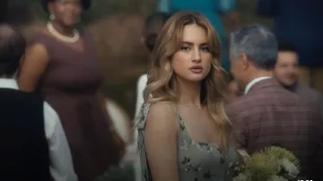 Vestido crepuscular de la Reforma usado por Lucy Albright (Grace Van Patten) como se ve en Tell Me Lies (T02E01)