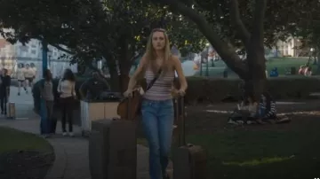 True Religion Billie Straight Ripped Jeans usados por Lucy Albright (Grace Van Patten) como se ve en Tell Me Lies (S02E01)