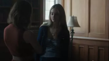 Motel Rocks Kendra Ruffle Cardi usada por Lucy Albright (Grace Van Patten) como se ve en Tell Me Lies (T02E01)