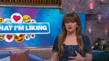 Autorretrato Vestido midi de mezclilla con cuello cuadrado con cinturón usado por Kelly Clarkson como se ve en The Kelly Clarkson Show el 12 de agosto de 2024