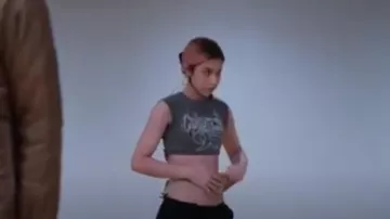 Top corto estampado de H&M usado por Celeste como se ve en Pop Star Academy: KATSEYE (S01E07)