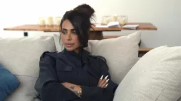 Vestido Babaton Howitt para mujer Vestido camisero de seda negro de manga larga con cinturón usado por Sara Al Madani como se ve en The Real Housewives of Dubai (S02E13)