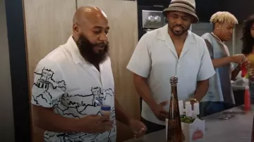 Sergio Tacchini Monte Carlo Cabana Camisa usada por Wayne como se ve en Wayne Brady: The Family Remix (T01E01)