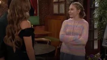 Sweat à capuche 27 Miles Malibu Camilla en Rainbow Dye Pastel porté par Lucy Romalotti (Lily Brooks O’Briant) comme on le voit dans Les Feux de l’Amour le 4 septembre 2024