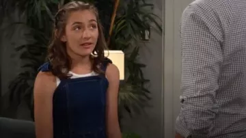 Robe habituelle en jean ajustée et évasée pour enfants portée par Katie Abbott (Sienna Mercuri) comme on le voit dans Les Feux de l’Amour le 4 septembre 2024