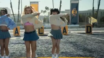 For Love & Lemons Vera Suéter recortado recortado usado por Ua como se ve en Pop Star Academy: KATSEYE (S01E07)