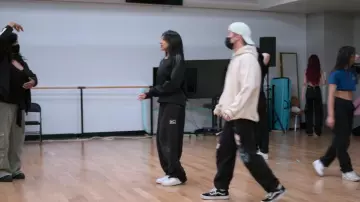 Pantalon de survêtement Nike x Stussy porté par Lara tel qu’on le voit dans Pop Star Academy : KATSEYE (S01E08)