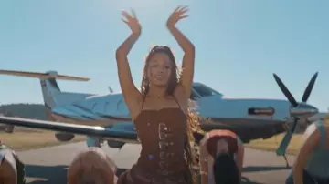 Débardeur en denim à boucle ardillon brun bleu-marine porté par Manon comme on le voit dans Pop Star Academy : KATSEYE (S01E08)