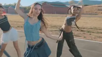 Jeans boyfriend Blumarine délavés portés par Lara comme on le voit dans Pop Star Academy : KATSEYE (S01E08)