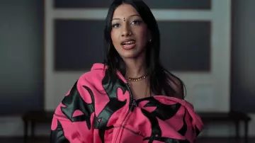 Nommé Collective Flame Zip Hoodie Pink Poison porté par Lara comme on le voit dans Pop Star Academy : KATSEYE (S01E08)