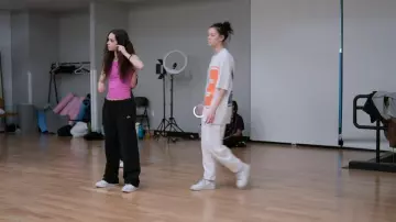 Alo Yoga Accolade Pantalon de survêtement porté par Daniela tel qu’on le voit dans Pop Star Academy : KATSEYE (S01E08)