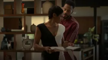 David Koma Pocket Details Vestido midi en blanco y negro usado por Jax Stewart (Emayatzy Corinealdi) como se ve en Reasonable Doubt (S02E04)