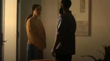 Cardigan Staud Eloise porté par Shanelle Tucker (Shannon Kane) comme on le voit dans Reasonable Doubt (S02E04)