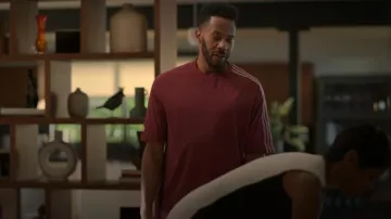 Y-3 Camiseta roja de 3 rayas para hombre usada por Lewis Stewart (McKinley Freeman) como se ve en Duda razonable (S02E04)