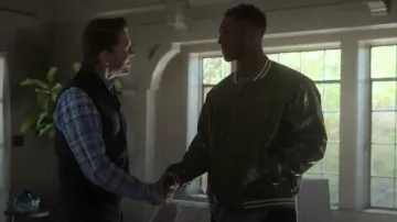 Chaqueta bomber de cuero Forever 21 Croc usada por Adrian Hunter (Vaughn Hebron) como se ve en Duda razonable (S02E04)