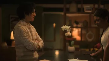 Cos Chaleco de punto jacquard de corte regular en marrón usado por Daniel Kim (Tim Jo) como se ve en Duda razonable (S02E04)