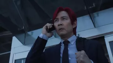 Vestuario de la serie de televisión El juego del calamar: Seong Gi-hun (Lee Jung-jae) lleva una camisa oxford azul en el episodio 1 de la temporada 2