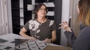 Anthropologie Pilcro Swing Tee porté par Lyndsay Lamb comme on le voit dans Unsellable Houses (S05E01)