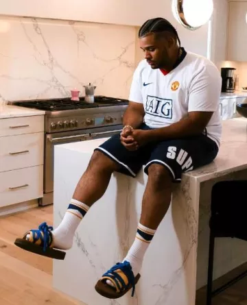 Pantalones cortos Supreme Navy Suede Side Logo usados por Fanum en la cuenta de Instagram @elfanum