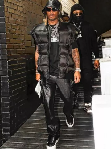 Pantalon cargo tactique évasé en cuir noir Amiri porté par Future sur le compte Instagram @future