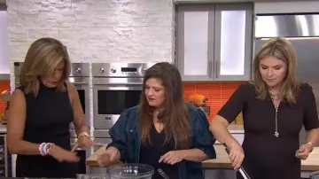 Cinq a Sept Holly Cropped Twill Jacket en Azul Pavo Real usada por Alex Guarnaschelli como se vio en Today with Hoda & Jenna el 5 de septiembre de 2024