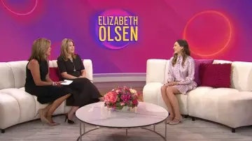 Zapatos de tacón Mary Jane de cuero napa usados por Elizabeth Olsen como se ve en Today with Hoda & Jenna el 5 de septiembre de 2024