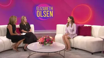 Minijupe en twill de soie imprimé Prada en rose portée par Elizabeth Olsen, comme on le voit dans Today with Hoda & Jenna le 5 septembre 2024