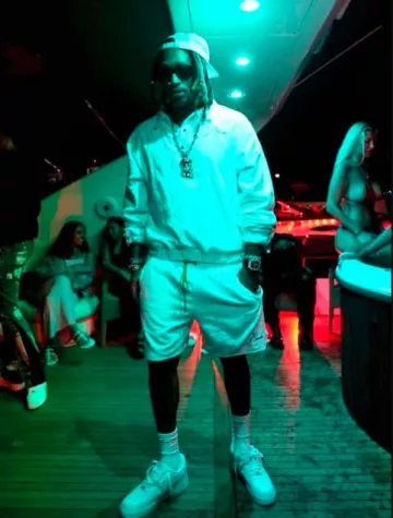 Polo de rugby de rizo blanco Rhude usado por Future en la cuenta de Instagram @future