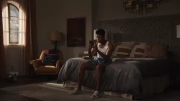 Burberry Stingray Rubber Charms Pool Slides portés par Will Smith (Jabari Banks) comme on le voit dans Bel-Air (S03E09)