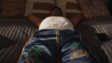 Short souvenir en satin Rhude Palm en jaune moutarde marine porté par Will Smith (Jabari Banks) comme on le voit dans Bel-Air (S03E09)