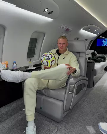 Nike Pale Aura Yellow Fleece Joggers worn by Erling Braut Håland on the Instagram account @erling.haaland