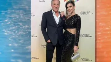 Bolso de cuero plateado Fendi Baguette con motivo FF de cristal usado por Heather Dubrow como se ve en The Real Housewives of Orange County (T18E09)