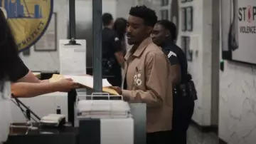 Pacsun Veste en coton brodé floral portée par Jazz (Jordan L. Jones) comme on le voit dans Bel-Air (S03E09)