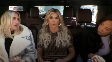 Suéter Fendi Fabric FF Motif usado por Alexis Bellino como se ve en The Real Housewives of Orange County (T18E09)