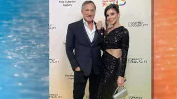 Vestido de lentejuelas recortadas de la colección Michael Kors usado por Heather Dubrow como se ve en The Real Housewives of Orange County (S18E09)