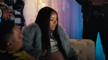 Forever 21 Veste ouverte en fausse fourrure pour femme en bleu clair moyen portée par Malika 'Kold' Wise (Sh’kia Shonaye Dennis) comme on le voit dans Kold x Windy (S02E04)