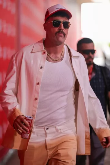 Travis Kelce porte une chemise et un pantalon dégradés blancs et marrons avant son match contre les Ravens de Baltimore au GEHA Field de l’Arrowhead Stadium le 5 septembre 2024 à Kansas City, Missouri, États-Unis