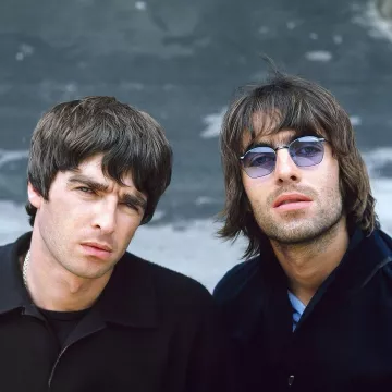 Liam Gallagher porte des lunettes de soleil Versace Versus E59 pour une séance photo