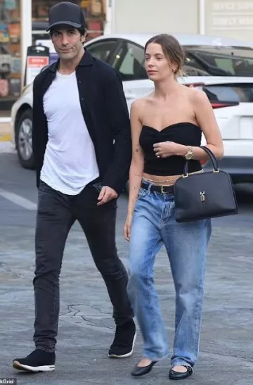 & Otras historias Bailarinas de cuero Mary Jane usadas por Ashley Benson en Out and About el 3 de septiembre de 2024