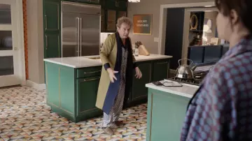 Seules tenues Murders in the Building : Oliver Putnam (Martin Short) porte un manteau à motif ondulé dans la saison 4, épisode 1 de la série télévisée