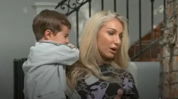 Chanel 2022 Pull en cachemire porté par Heather Altman comme on le voit dans Million Dollar Listing Los Angeles (S15E09)