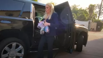 Alice + Olivia Olivia Jeans évasés taille haute porté par Shannon Beador comme on le voit dans Les vraies femmes au foyer du comté d’Orange (S18E09)