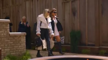 Leggings en similicuir extensible Spanx portés par Gina Kirschenheiter comme on le voit dans The Real Housewives of Orange County (S18E09)
