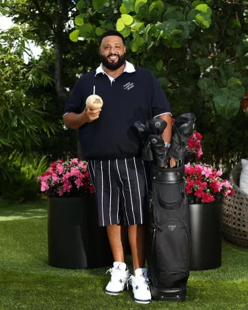 Short Louis Vuitton en lin marine et rayures blanches porté par DJ Khaled sur le compte Instagram @djkhaled