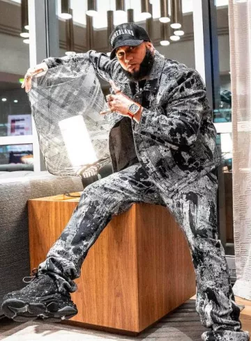 Baskets Balenciaga Black Crystal Triple S portées par El Alfa sur le compte Instagram @elalfaeljefe