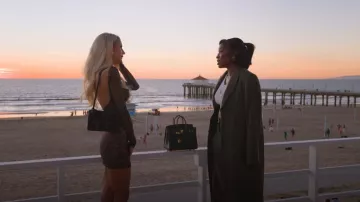 Kurt Geiger London usado por Emma Hernando como se ve en Selling Sunset (S08E02)