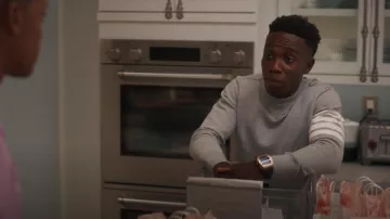Thom Browne Sudadera clásica de cuello redondo con manga a rayas usada por Carlton Banks (Olly Sholotan) como se ve en Bel-Air (S03E10)