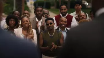 Gilet en tricot Olive en fourrure de peluche en état de mort cérébrale porté par Jazz (Jordan L. Jones) comme on le voit dans Bel-Air (S03E10)