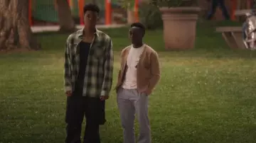 Cardigan Sandro Dragon Button porté par Carlton Banks (Olly Sholotan) tel qu’on le voit dans Bel-Air (S03E10)